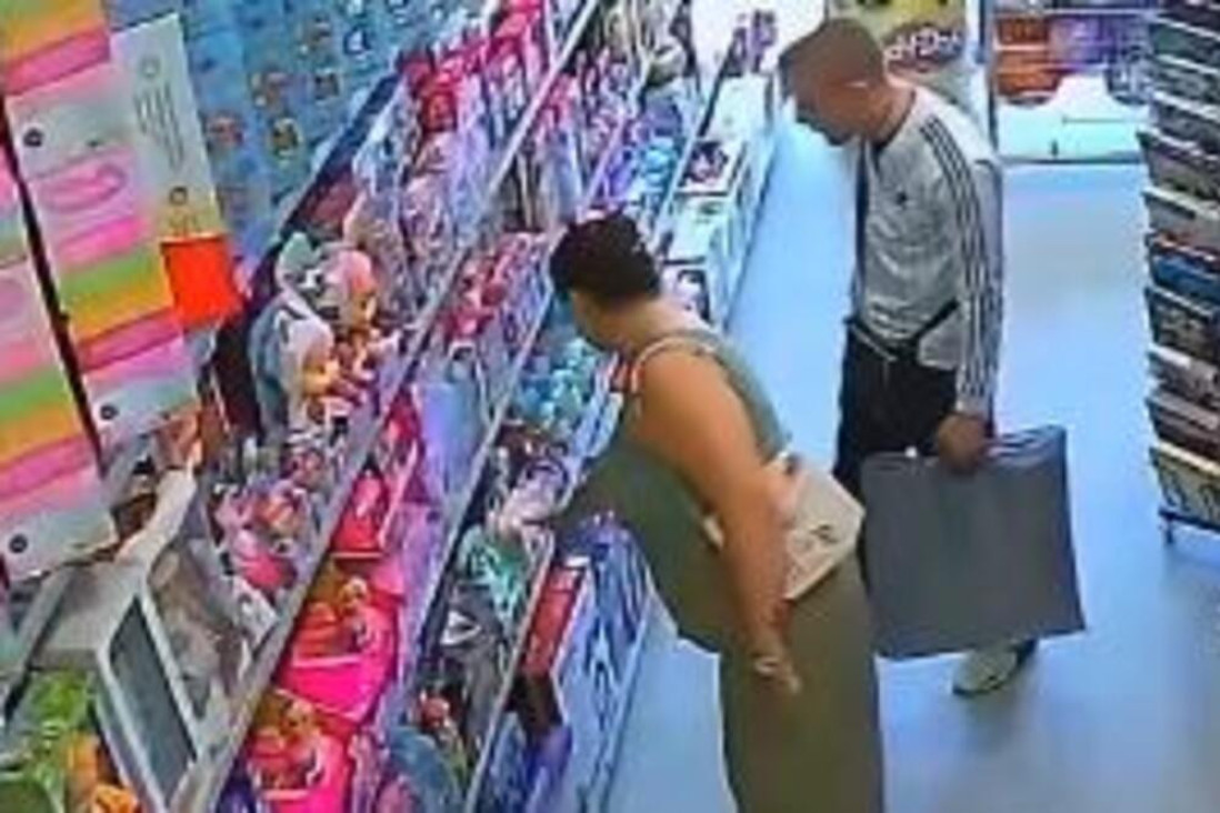 Ovakvu pljačku u Novom Sadu niste videli do sada! U prodavnici igračaka žena pokazuje šta da se ukrade, krali bez trunke srama (VIDEO)