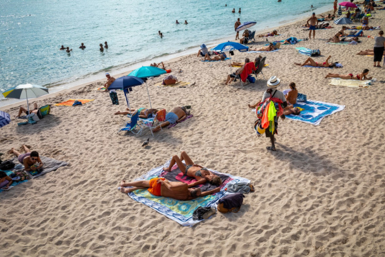 Piknik pretvoren u paniku: Plima zarobila turiste na sprudu kod Berka, spašeni hoverkraftom