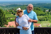 "Boba roštilja, a ja pravim kiflice": Ovako se u vili Lepe Brene slavi Praznik rada, prava fešta!