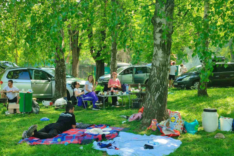 Ni prase ni ćevap: Top pet scena sa prvomajskog uranka (FOTO)